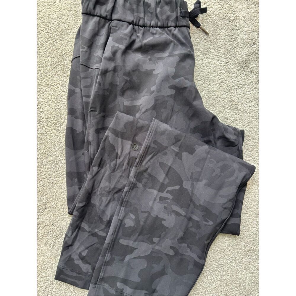 NWOT Lululemon Camo Keep Moving Pant 7/8 High-Rise l Camo Multi Grey, Sz 8 $128 - Picture 3 of 9